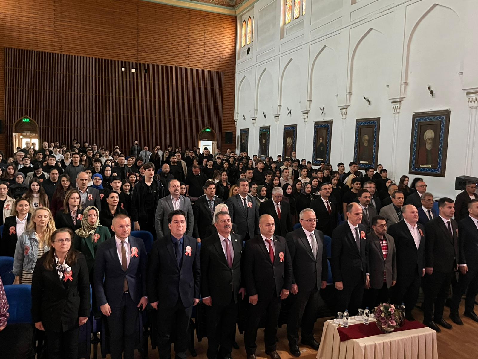 Edirne’de Kut’ül Amare Zaferi’nin 110. yılı dolayısıyla düzenlenen programda, destansı zafer tiyatro ve türkülerle anıldı.